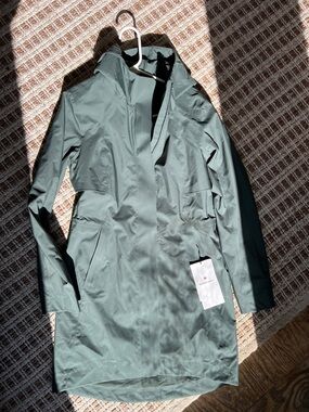 NWT Lululemon Rain Rebel Women’s Waterproof Hooded Coat – Dark Forest
